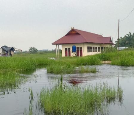 Sekolah di Kecamatan Bonai Darussalam, Kabupaten Rohul terendam banjir.(foto: sri/halloriau.com)