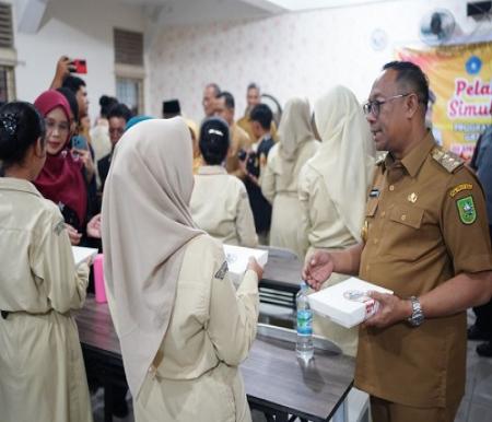 Pj Gubernur Riau, Rahman Hadi tinjau simulasi program makan bergizi gratis di SMKN 3 Kota Pekanbaru (foto/Yuni)