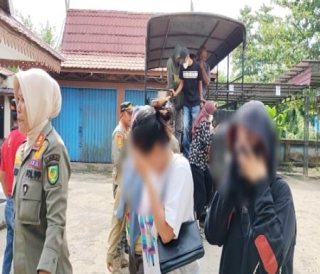 Pasangan bukan suami istri diamankan Satpol PP Inhil.(foto: yendra/halloriau.com)