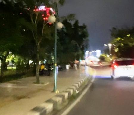 Pedestrian di Jalan Sudirman Pekanbaru yang remang-remang rentan digunakan untuk berbuat mesum.(foto: sri/halloriau.com)