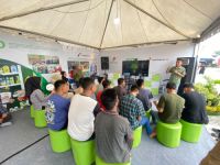 Perwakilan EMP Group memberikan edukasi tentang industri hulu migas kepada siswa SMA pada Helat Pelalawan 2026 di Pangkalan Kerinci, Kabupaten Pelalawan.