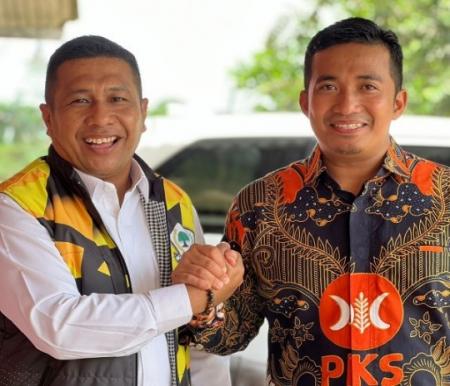 Ketua DPD PKS Inhu Muhammad Syafaat bersama Balonbup Elda Suhanura saat mengembalikan formulir pendaftaran (foto/dasmun)