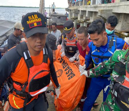 Jasad Junaidi seorang guru honorer yang ditemukan mengapung di laut saat dievakuasi tim SAR Gabungan ke rumah duka