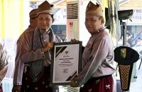 Plt Gubernur Riau, SF Hariyanto menerima penghargaan dari Kemenag.(foto: mcr)