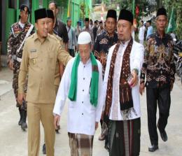 Wabup Siak, Husni Merza saat datang ke Pondok Pesantren Ridayus Solihin disambut oleh pengasuh pondok pesantren.(foto: diana/halloriau.com)