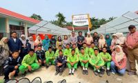Siswa-siswi SMKN 4 Dumai memanfaatkan rumah kaca hidroponik sebagai ruang belajar langsung, merasakan sendiri proses menanam, merawat, hingga memanen.