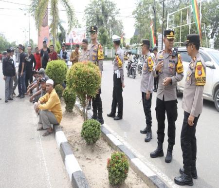 Kapolres Inhil, AKBP Budi Setiawan melihat situasi berlangsung proses pendaftaran Pilkada (foto/Ayendra)