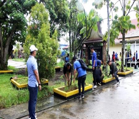 Kominfo Kabupaten Inhil saat melaksanakan Kamis Bersih.(foto: ayendra/halloriau.com)