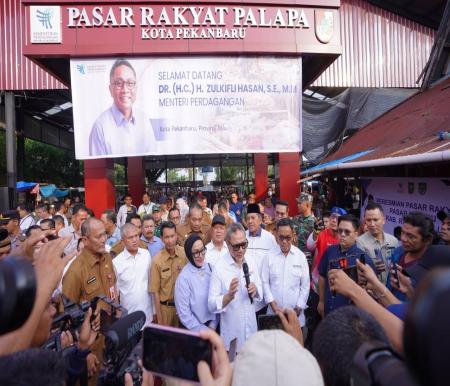 Mendag RI, Zulkifli Hasan meresmikan bangunan baru Pasar Palapa Pekanbaru (foto/Yuni)
