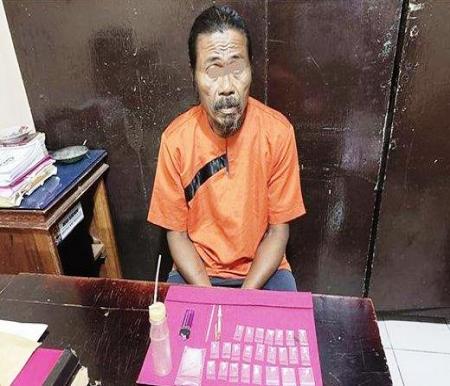 Kakek Subur saat diamankan di Mapolsek Peranap.(foto: tribunpekanbaru.com)