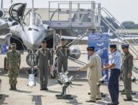 Presiden Prabowo Subianto (ketiga kanan) didampingi Kepala Staf Angkatan Udara (Kasau) Marsekal TNI Mohamad Tonny Harjono (kedua kanan) meninjau Smart Weapon Hammer dan Missile Meteor saat serah terima alat utama sistem persenjataan (alutsista) dari Pemerintah kepada TNI di Lanud Halim Perdanakusuma, Jakarta, Senin (18/5/2026).
