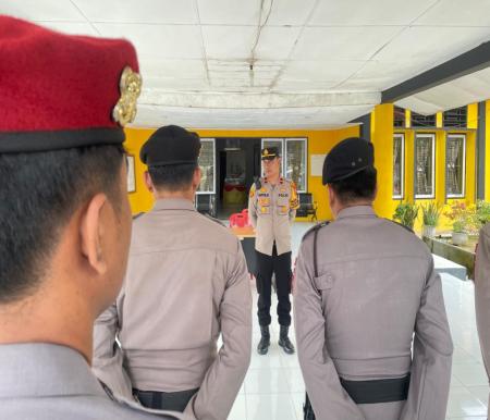 Personel gabungan dari BKO Polres Rohil dan Personel Polsek Simpang Kanan apel pengamanan rapat pleno (afrizal)