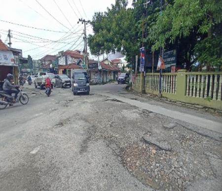 Kondisi Jalan Dahlia simpang Jalan Melati Pekanbaru rusak parah dan akan segera diperbaiki Pemko Pekanbaru.(foto: rahmat/halloriau.com)