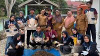 KKN Umri ajarkan warga Rawang Air Putih bikin kompos dari kotoran ternak (foto/ist)