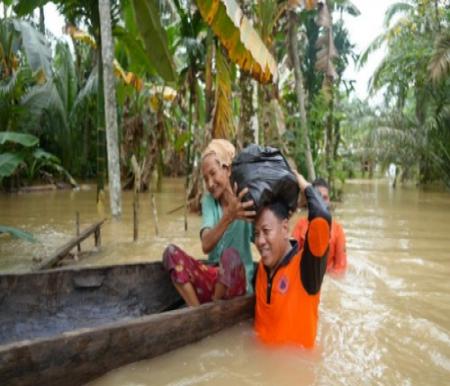 Bupati Kuansing, Suhardiman Amby salurkan bantuan untuk warga terdampak banjir.(foto: mcr)