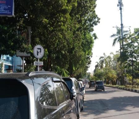 Kendaraan parkir sembarangan di bahu Jalan Diponegoro Pekanbaru.(foto: dini/halloriau.com)