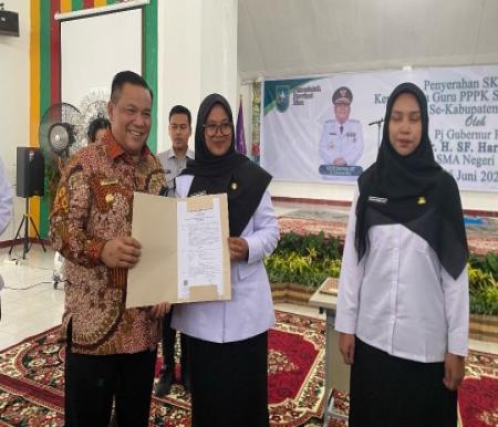 Pj Gubernur Riau, SF Hariyanto serahkan SK PPPK Pemprov di Siak (foto/Yuni)