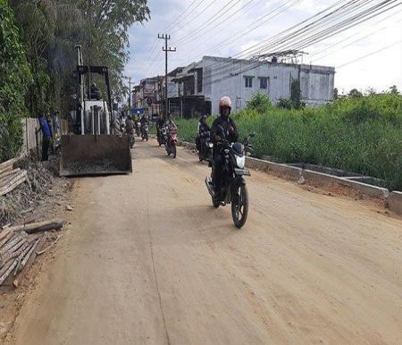 Jalan Bangau Sakti Pekanbaru mulai diperbaiki.(foto: tribunpekanbaru.com)