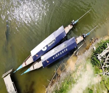 Bantuan perahu dari Angkasa Pura Bandara SSK II Pekanbaru di Desa Subayang Gema.(foto: sri/halloriau.com)