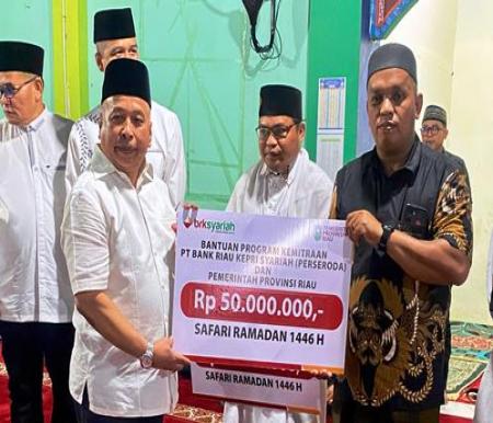 BRK Syariah salurkan CSR untuk dua masjid di Rohul.(foto: yuni/halloriau.com)