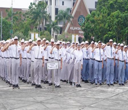 Baznas Riau berikan bantuan seragam sekolah untuk siswa kurang mampu (foto/int)