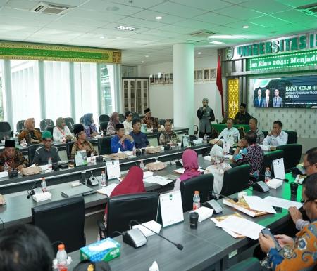 Ketua APTISI Riau, Prof Dr H Syafrinaldi SH MCL saat raker di Kampus UIR.(foto: istimewa)