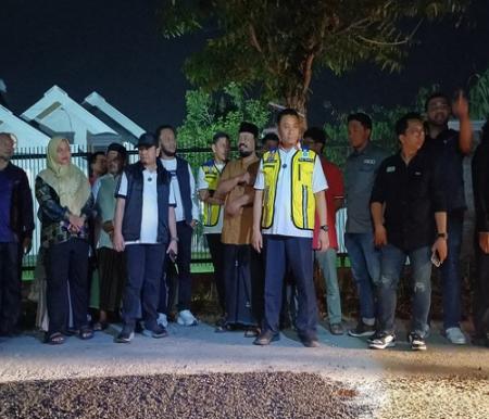 Wakil Walikota Pekanbaru, Markarius Anwar saat meninjau perbaikan jalan di Kota Pekanbaru. (Foto: Rinaldi)