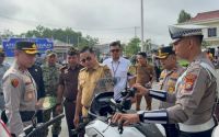 Wakil Bupati Pelalawan, Husni Thamrin meninjau kesiapan personel Satlantas Polres Pelalawan.(foto: andi/halloriau.com)