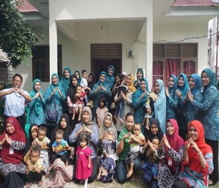 Pj Ketua TP PKK Riau, Adrias Hariyanto mengunjungi Rumah Anak Sigap Posyandu Kamboja, Pangkalan Kerinci, Pelalawan.(foto: istimewa)