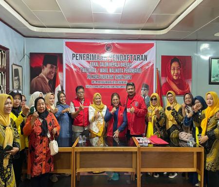 Ida Yulita Susanti mengembalikan formulir pendaftaran ke DPC PDIP Pekanbaru, Kamis (9/5/2024). (Foto:istimewa) 