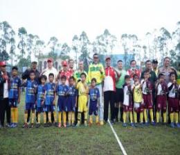 Gubri Syamsuar membuka festival sepak bola yang ditaja Forsgi (foto/int)