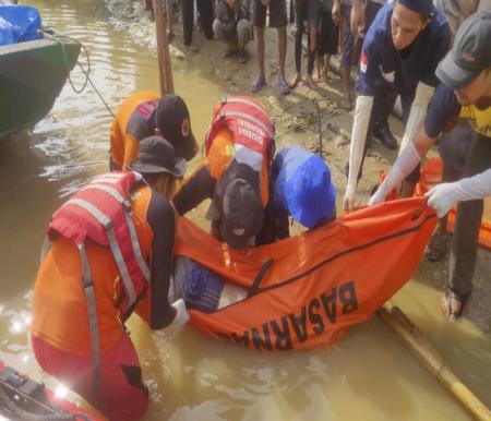 Proses evakuasi jenazah Zakaria, nelayan yang hilang di Sungai Indragiri.(foto: mcr)