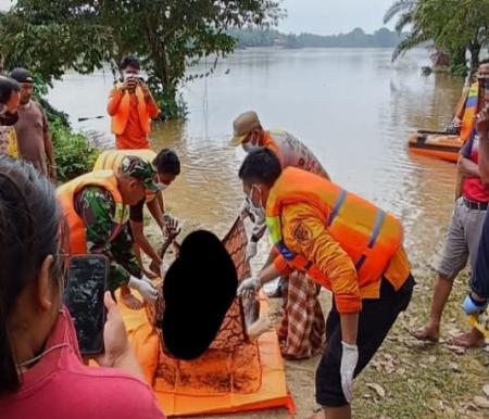 Korban banjir bandang di Sumbar ditemukan di Sungai Kuantan, Kuansing (foto/ultra)