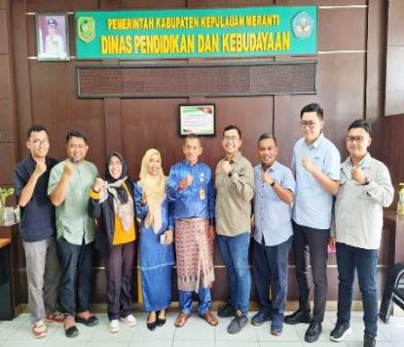 Kadisdikbud Meranti, Suardi MPd didampingi Sekretaris Disdik Meranti, Selda Fitri saat pertemuan dengan tim CD RAPP , Akmal, Vonne Kandou serta David Pardede.(foto: istimewa)