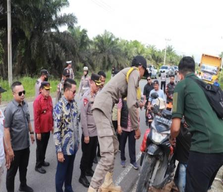 Wabup Pelalawan, Husni Tamrin dan Kapolres Pelalawan, AKBP Afrizal Asri meluncurkan mobil penyeberangan banjir. (Foto: Andy Indrayanto)