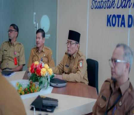 Wawako Dumai, Sugiyarto mengikuti Rakor terkait penandatanganan Nota Kesepahaman tentang sinergi tugas dan fungsi di bidang agraria di ruang rapat Kantor Diskominfotiksan Dumai, Senin (17/3/2025). (Foto: Bambang)