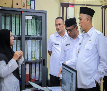 Momen Walikota Dumai, Paisal saat melakukan Sidak kedisiplinan ASN (foto/bambang)