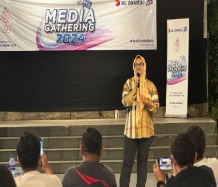 Dian Siswarini, Presiden Direktur sekaligus CEO PT XL Axiata saat memberikan sambutan di media gathering 2024 (foto/ist)