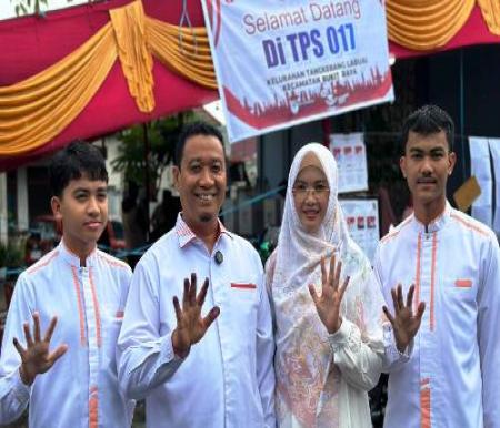 Markarius Anwar bersama keluarga menyalurkan hak pilih pada Pilkada Serentak 2024 di TPS 017 Tangkerang Labuai Pekanbaru.(foto: mimi/halloriau.com)