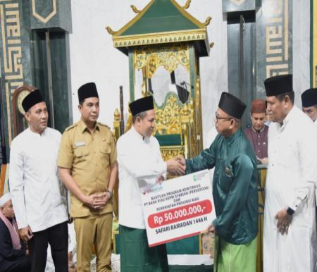 BRK Syariah salurkan program CSR ke Masjid Raya Pekanbaru (foto/yuni)