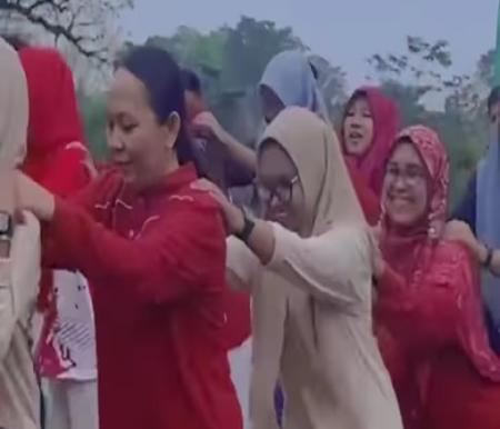 Kegiatan lomba digelar guru SMAN I Lirik, Inhu meriahkan HUT RI (foto/dasmun)