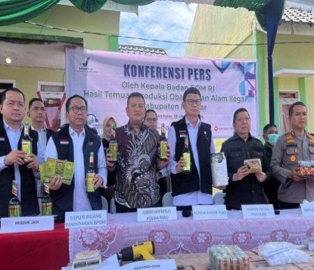 Pabrik obat alam ilegal atau pabrik jamu ilegal digerebek oleh Tim PPNS BPOM Pekanbaru bersama polisi, jaksa, Dinas Kesehatan dan Satpol PP. 