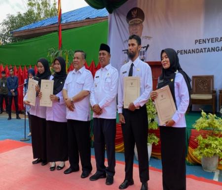 Pj Gubri, SF Hariyanto bersama Pj Bupati Inhil, Herman serahkan SK PPPK 2023 (foto/Yuni)