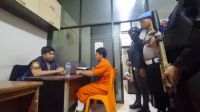 Tersangka Jodi saat diamankan di Mapolres Pelalawan.(foto: tribunpekanbaru.com)
