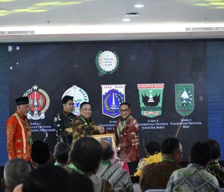 Anugerah Adinata Syariah 2024 tersebut diterima langsung oleh Pj Gubernur Riau (Gubri) SF Hariyanto yang dianugerahkan oleh Komite Nasional Ekonomi dan Keuangan Syariah (KNEKS) dan disaksikan langsung oleh Wakil Presiden RI, Ma