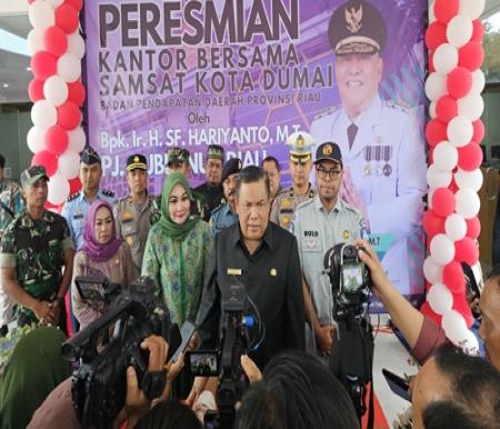 Pj Gubernur Riau, SF Hariyanto usai meresmikan kantor Samsat Dumai (foto/bambang)