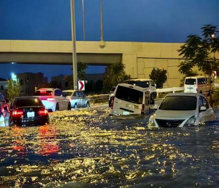Banjir di Dubai menenggelamkan mobil-mobil di jalanan (foto/int)