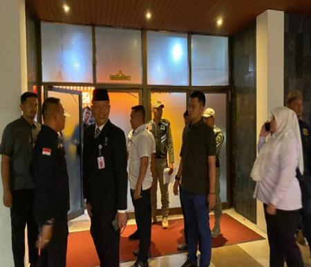 Sekdako Pekanbaru, Indra Pomi Nasution dan sejumlah pejabat mulai datang ke Gedung Daerah Riau jelang pelantikan Risnandar Mahiwa sebagai Pj Walikota Pekanbaru.(foto: sri/halloriau.com)