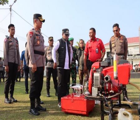 Kapolres Pelalawan bersama Bupati Pelalawan meninjau kesiapan peralatan penanganan Karhutla.(foto: andi/halloriau.com)