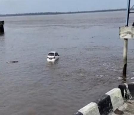 Trestle Pelabuhan Industri Tanjung Buton Ambruk, Mobil Avanza Terjun ke Laut
